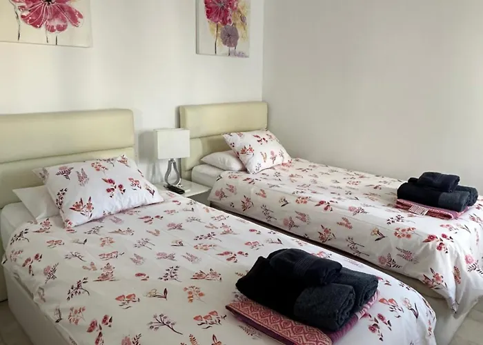 Los Gracioseros Apt 207